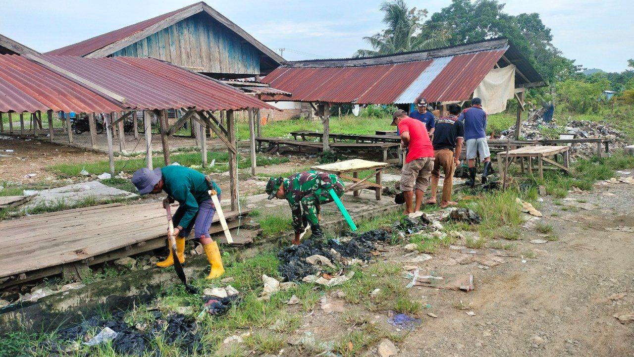 Babinsa Koramil 1418-04/Budong-Budong Gelar Karya Bakti Bersihkan Saluran Air