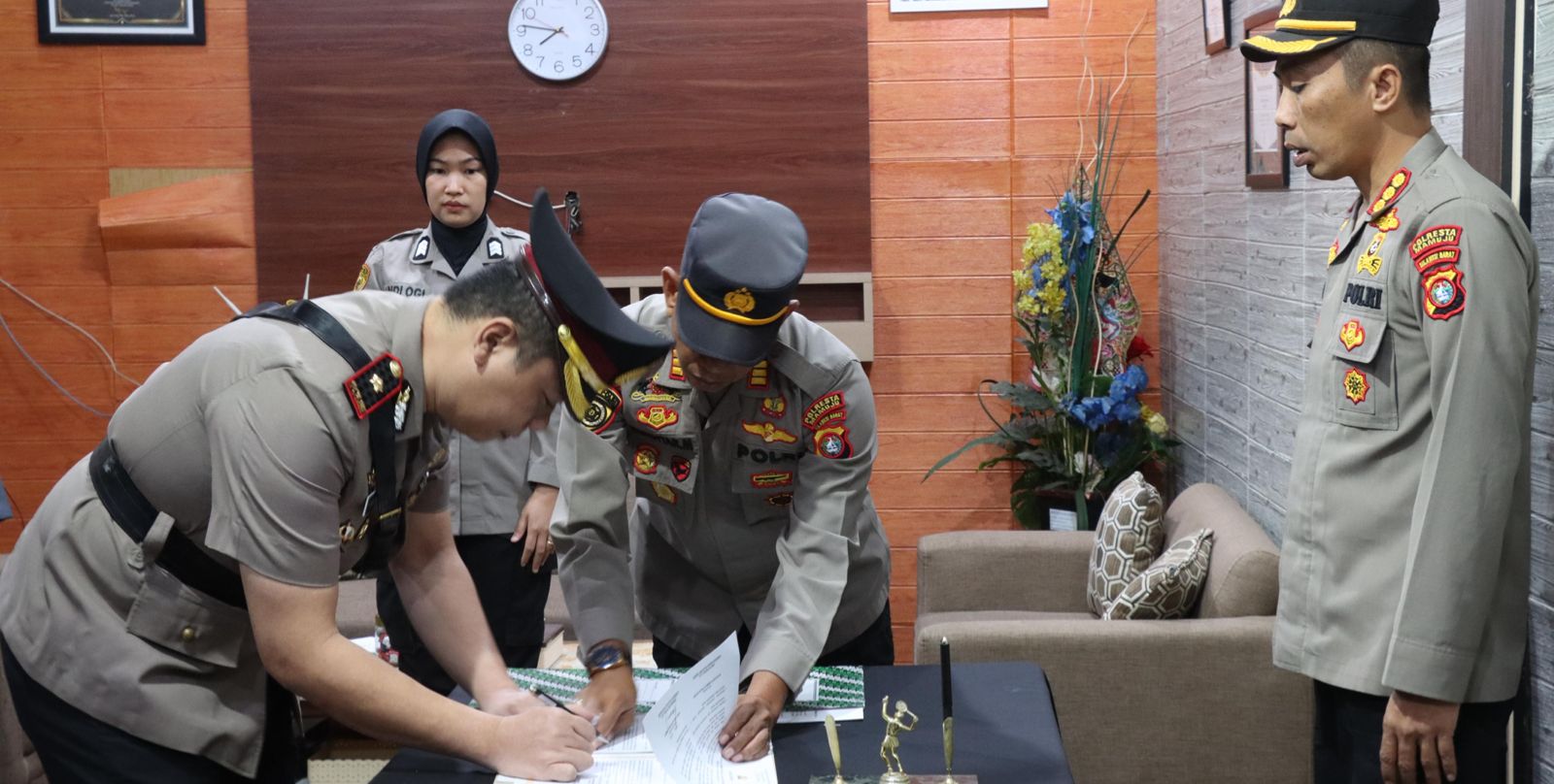 Tiga Kasat Lingkup Polresta Mamuju Berganti, Kapolresta Mamuju Pimpin Upacara Penyematan Jabatan