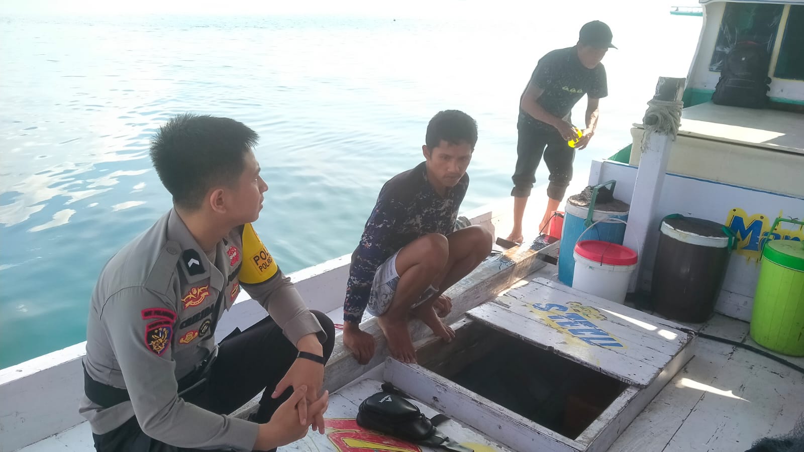 SatPolair Polresta Mamuju Berikan Imbauan Keselamatan dan Tangkap Ikan Ramah Lingkungan ke Nelayan
