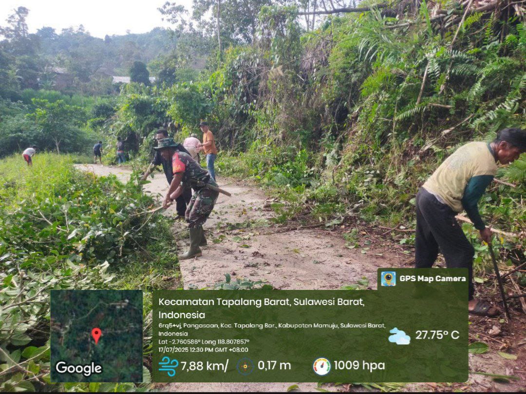 Jaga Kebersihan dan Keindahan Lingkungan, Babinsa Tapalang Bersihkan Jalan di Desa Pangasaan