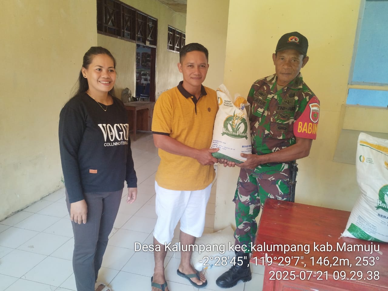 Personil Kodim 1418/ Mamuju Dampingi Penyaluran Bantuan Beras Untuk Penerima Bantuan Pangan di Wilayah Pelosok