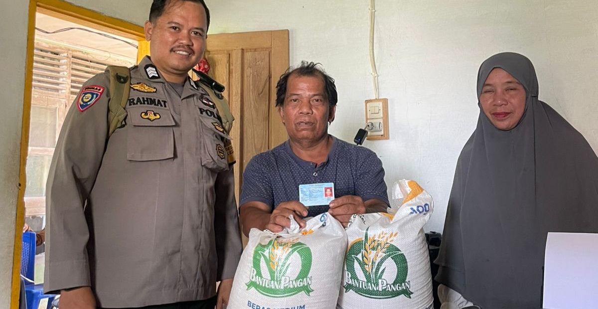 Pastikan Bantuan Pangan Beras Tepat Sasaran, Bhabinkamtibmas Polsek Mamuju Kawal Hingga ke Rumah Warga 