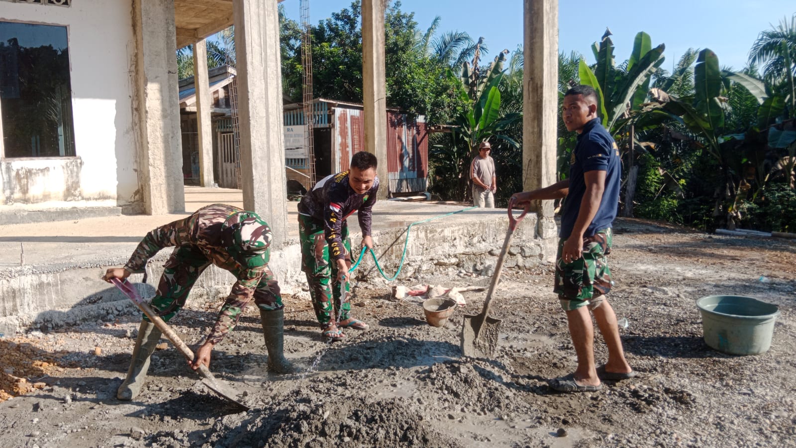 Satgas TMMD 125 Kodim 1418/Mamuju Rehab Masjid Al-Barokah di Kelurahan Saloadak