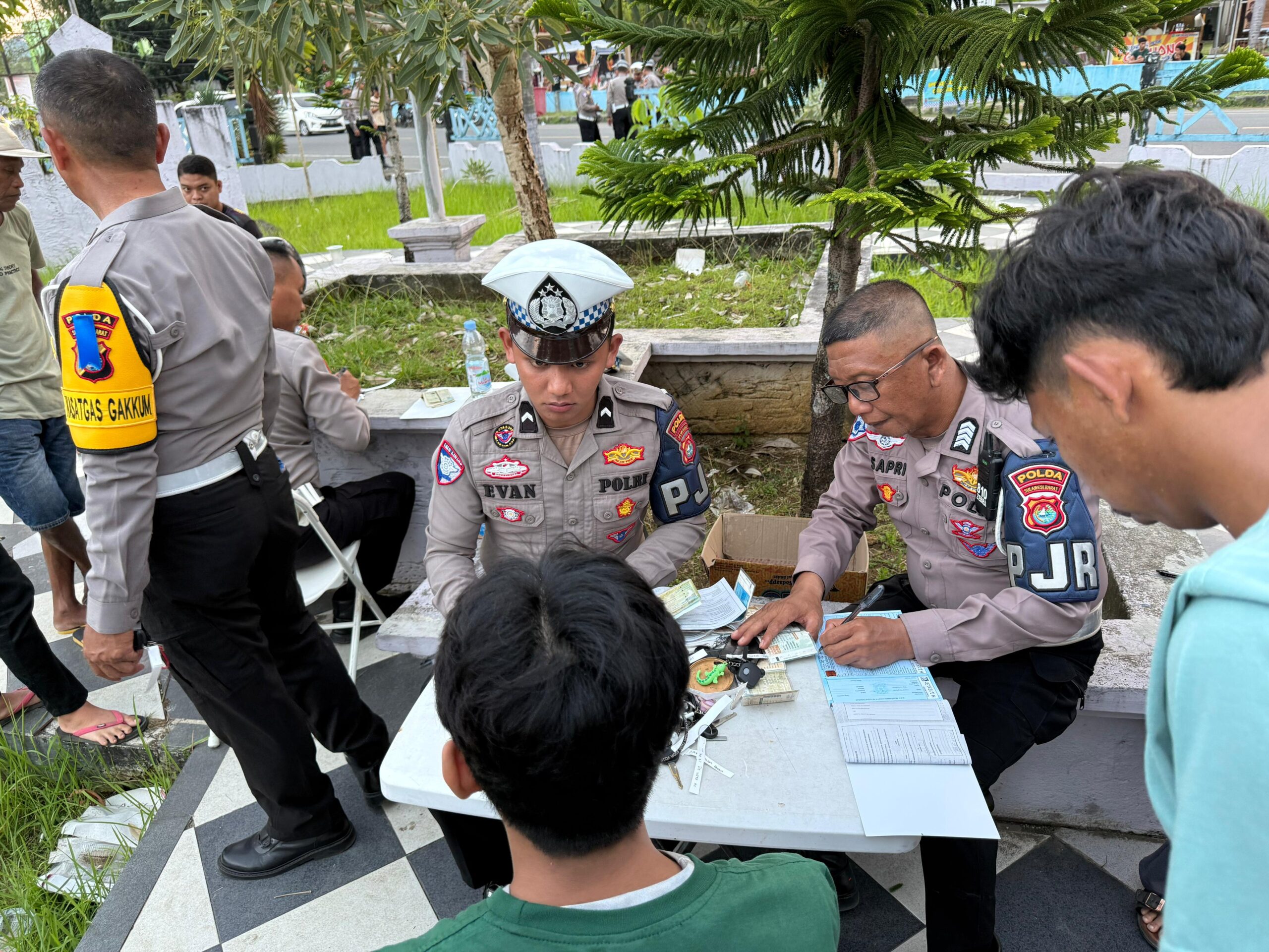 Padukan Penindakan dan Edukasi Keselamatan Berkendara, Polda Sulbar Tindak 27 Pelanggar dalam Operasi Patuh 2025