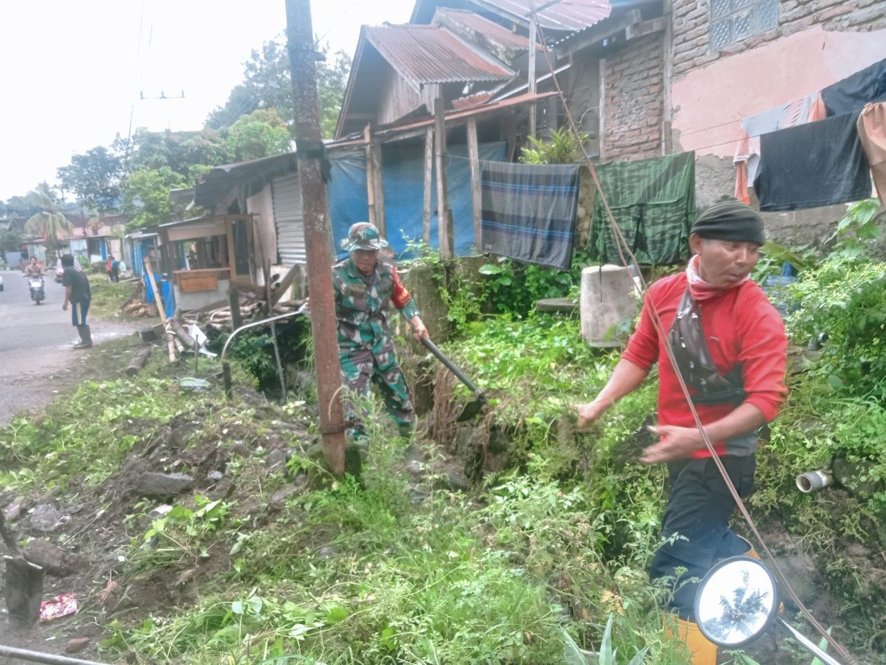 Babinsa Koramil 1418-01/Mamuju Gelar Karya Bakti, Jaga Kebersihan dan Keindahan Kota