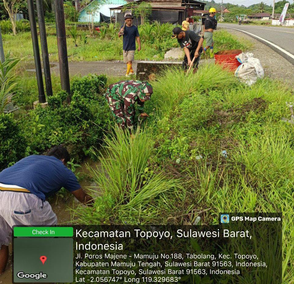 Babinsa Budong Budong Perkuat Sinergi Lewat Komsos dan Karya Bakti