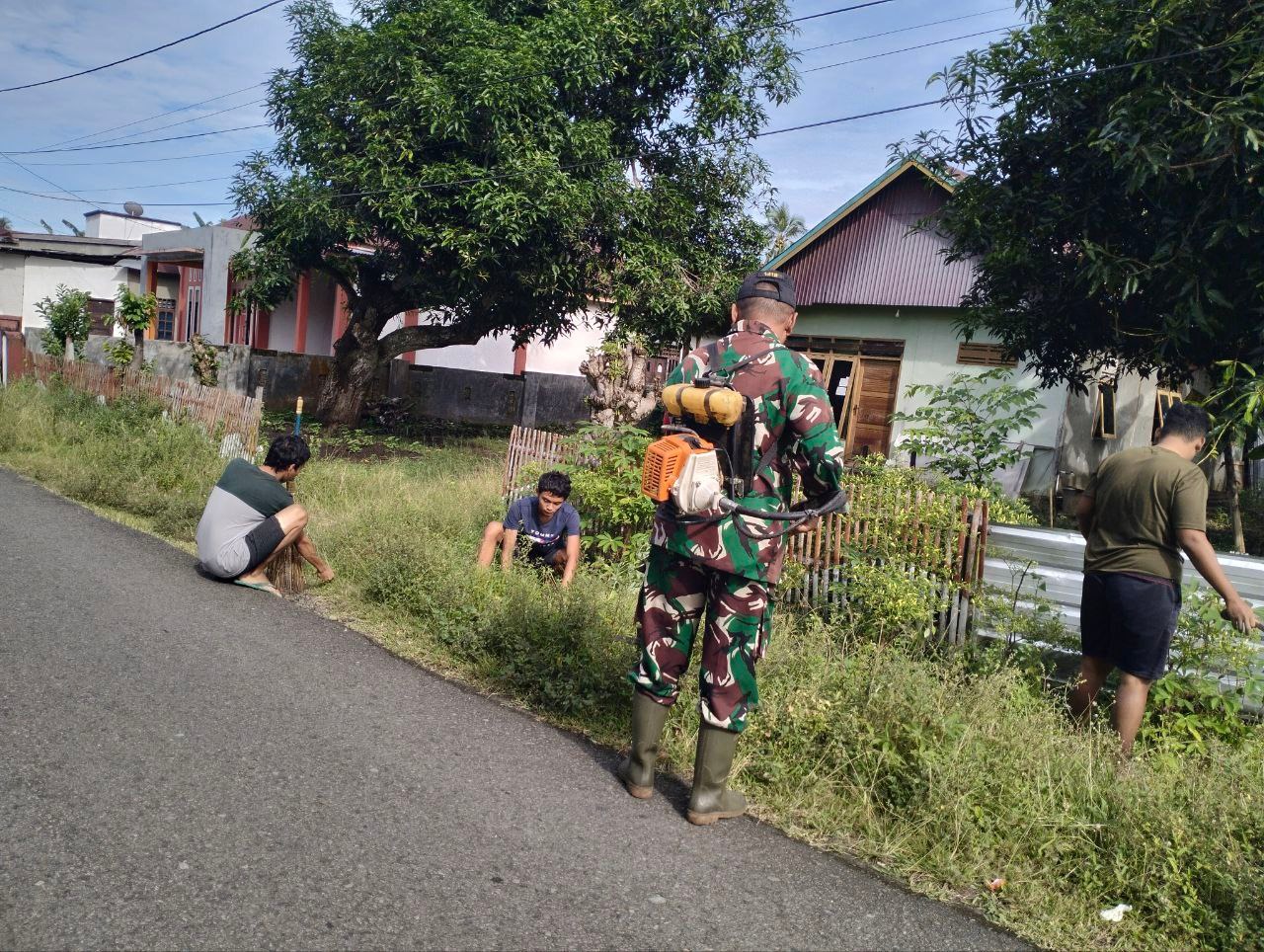 Babinsa Koramil 1418-02/Tapalang Gelar Aksi Bersih Jalan dan Saluran Air