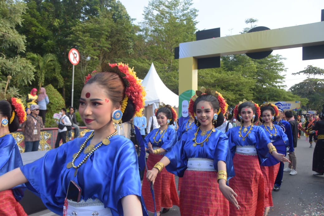 Pesona Baju Adat Mamuju Sulbar Curi Perhatian di Parade Budaya Festival Folklore Samarinda yang Diikuti 6 Negara
