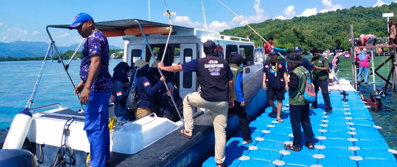 Satpolair Polresta Mamuju Dukung Aksi Tanam Mangrove Peserta KKN UGM di Pulau Karampuang
