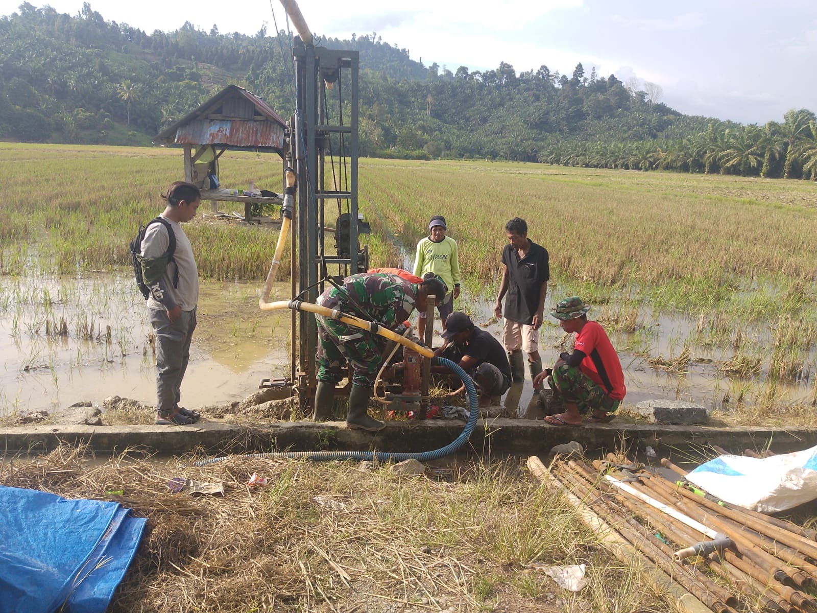Atasi Krisis Air Sawah Warga Polongaan, Satgas TMMD ke-125 Kodim 1418/Mamuju Bor Sumur di 5 Titik