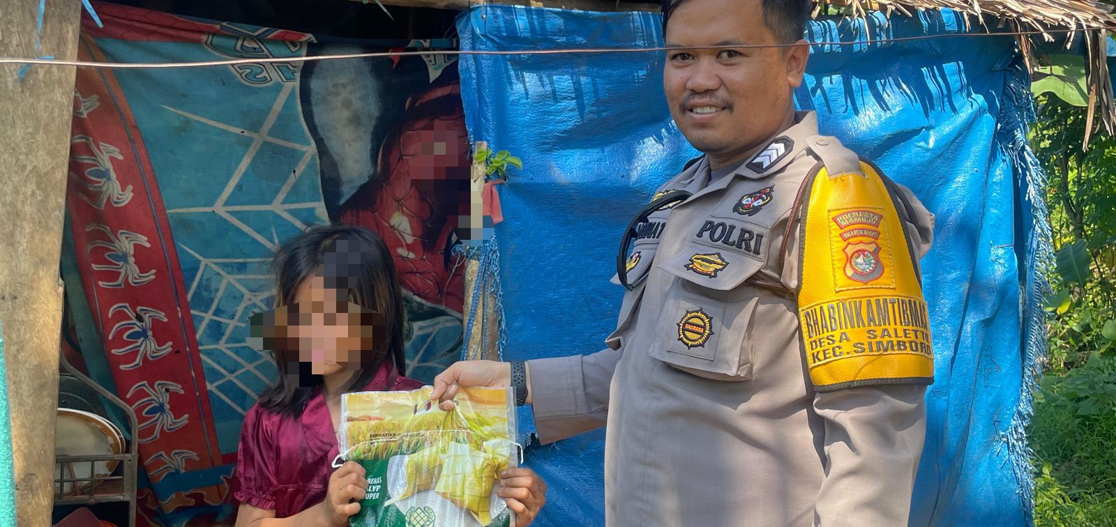 Bhabinkamtibmas Polsek Mamuju Salurkan Bantuan Paket Sembako kepada Anak Penderita Stunting