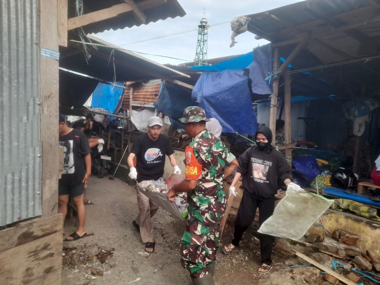 Ajak Warga Jaga Kebersihan, Babinsa Koramil 1418-01/Mamuju Gelar Karya Bakti di Pasar Lama Mamuju
