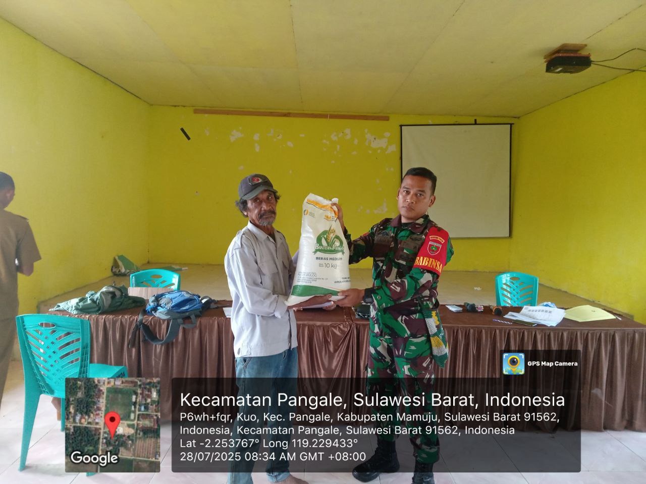 Babinsa Koramil 1418-04/Budong Budong Dampingi Penyaluran Bantuan Pangan di Desa Kuo