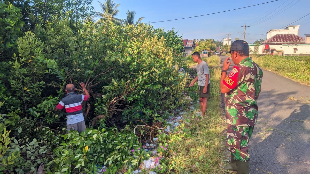Babinsa Koramil 1418-02/Tapalang Laksanakan Karya Bakti. Bersihkan Jalan Desa Pengasaan