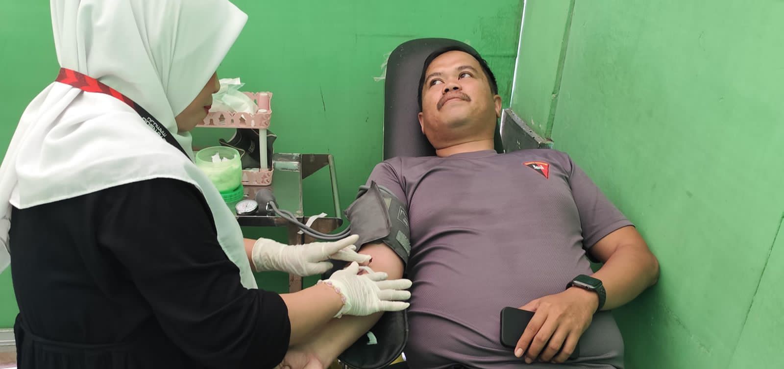 Wujud Peduli Sesama, Anggota Polresta Mamuju Donorkan Darah untuk Pasien Operasi Caesar