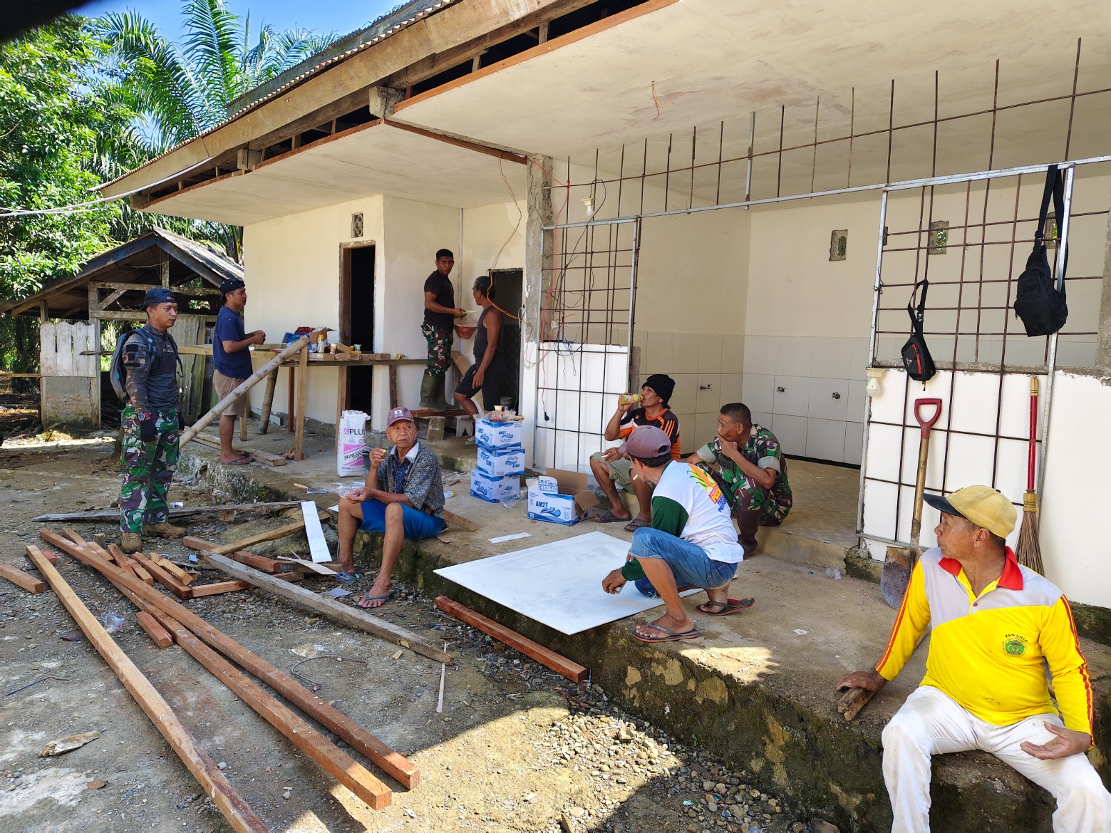 TNI dan Warga Saloadak Bersatu Rehab MCK Masjid Al-Barokah di TMMD ke 125 Kodim 1418/ Mamuju