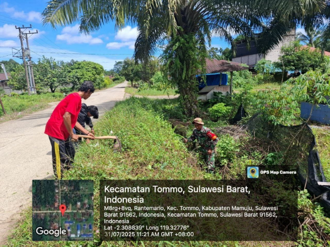 Babinsa Tommo Lakukan Karya Bakti Bersama Warga. Bersihkan Jalan di Ratemario