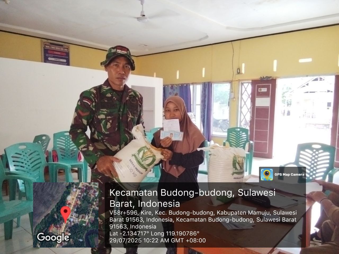 Babinsa Koramil 1418-04/Budong Budong Laksanakan Komsos dan Dampingi Penyaluran Bantuan Pangan