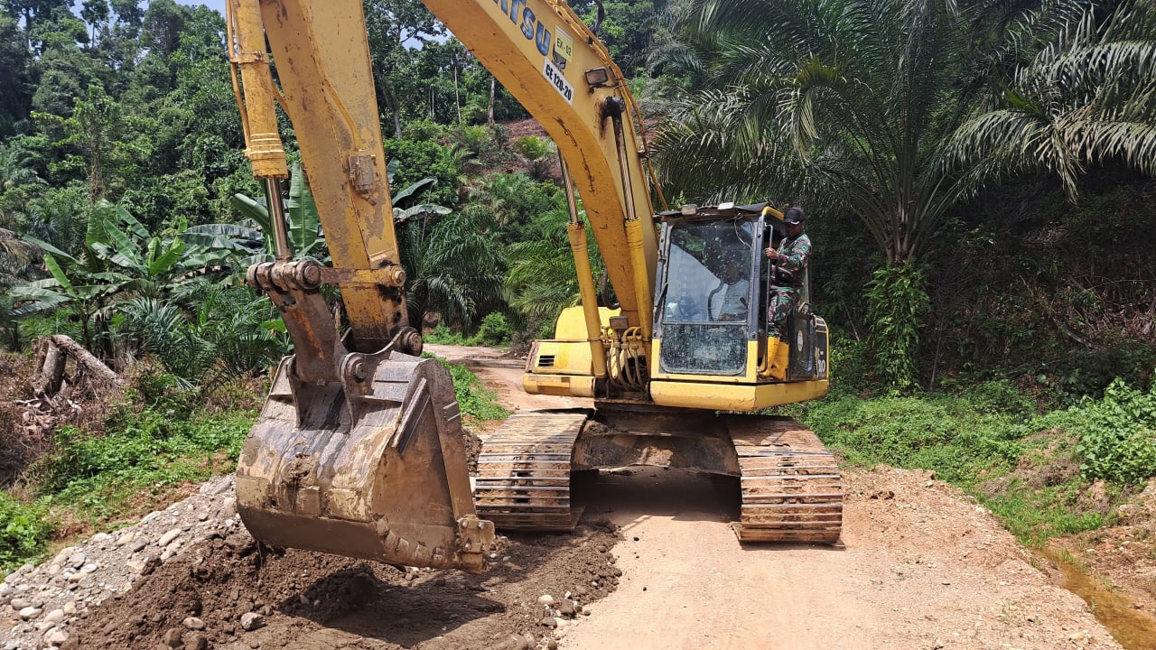 TMMD Ke-125 Kodim 1418/Mamuju Tingkatkan Jalan Rusak di Desa Sejati