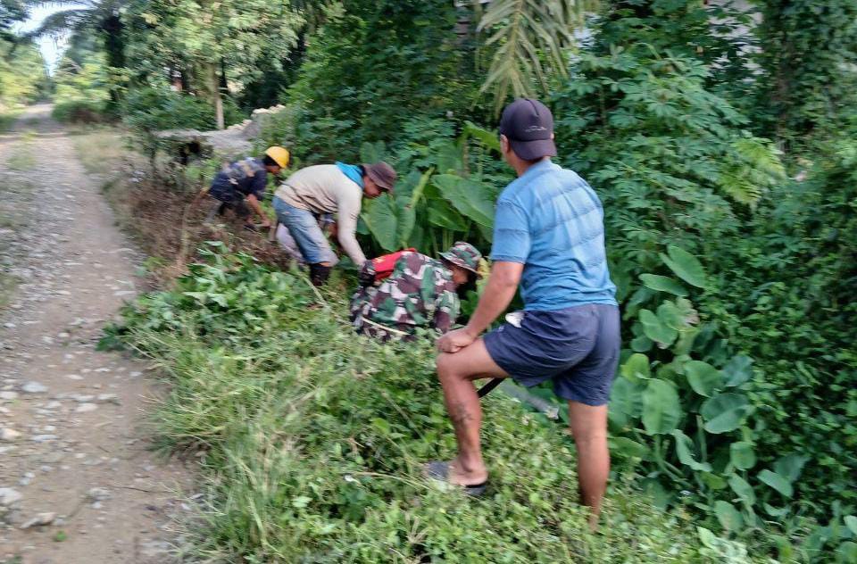 Babinsa Koramil 1418-04/Budong-Budong Gelar Kegiatan Pembersihan Saluran Air