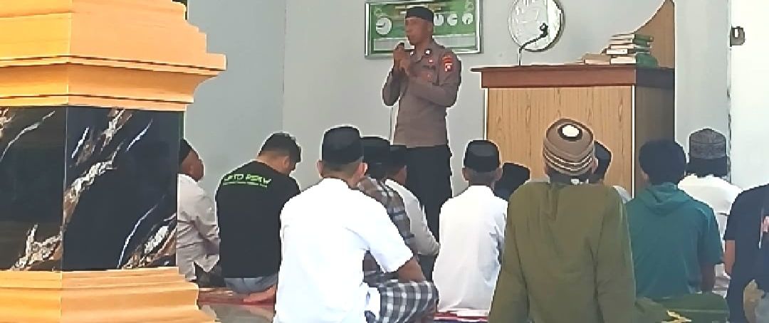 Kanit Binmas Polsek Mamuju Beri Himbauan Kamtibmas Usai Shalat Jumat di Masjid