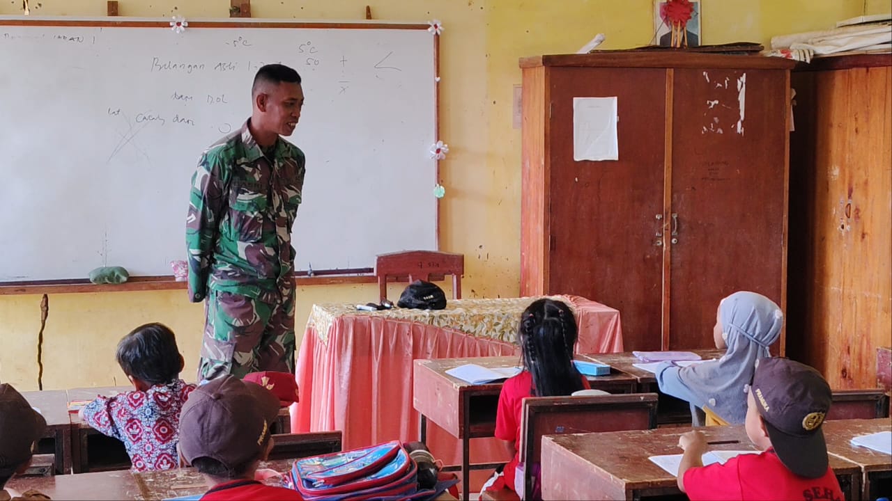TNI Jadi Guru…! Kisah Inspiratif Satgas TMMD ke-125 Kodim 1418/Mamuju di SDN Saloadak. Para Murid Tak Mau Istirahat