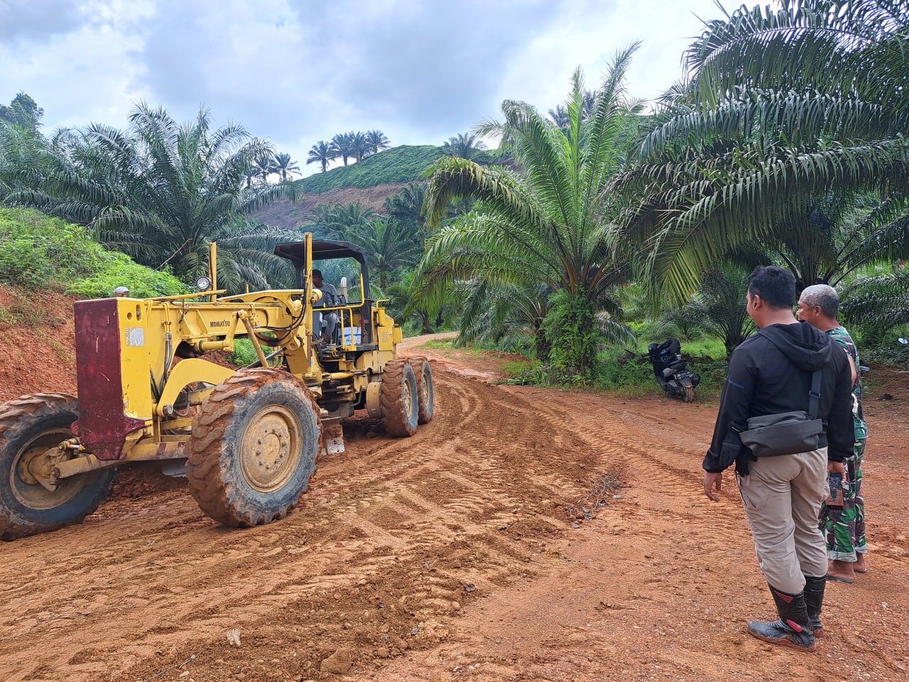 TMMD ke-125 Kodim 1418/Mamuju Berikan Harapan di Desa Sejati. Alat Berat Turun Tangan, Jalan Rusak Mulai Diperbaiki