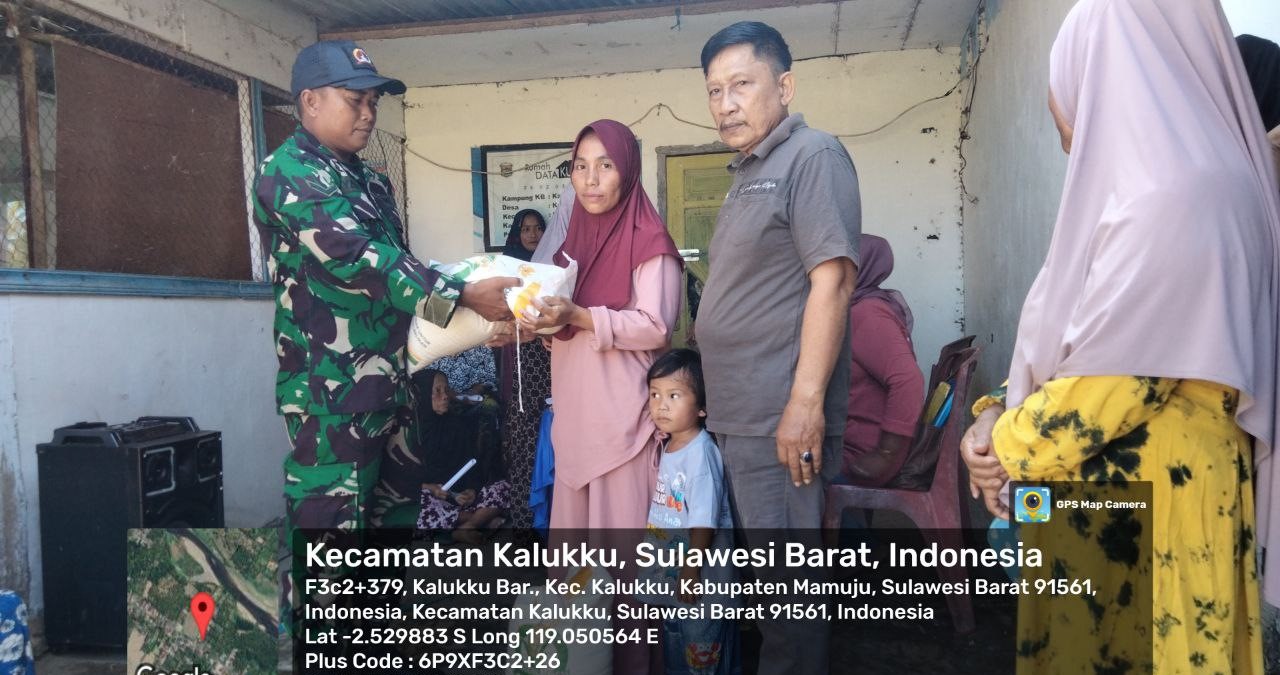 Babinsa Koramil 1418-03/Kalukku Salurkan Bantuan Pangan Beras kepada Warga Kurang Mampu