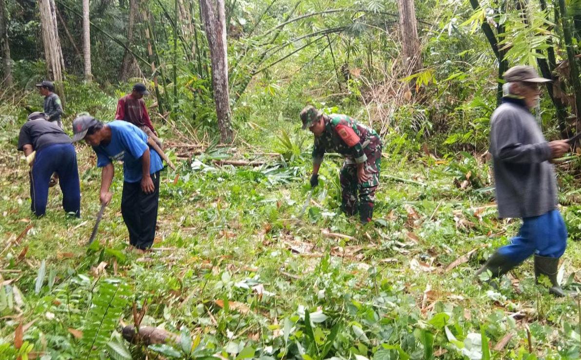 Cegah Banjir dan Wabah Penyakit, Babinsa Koramil 1418-01/Mamuju Bersama Warga Bersihkan Jalan Tani