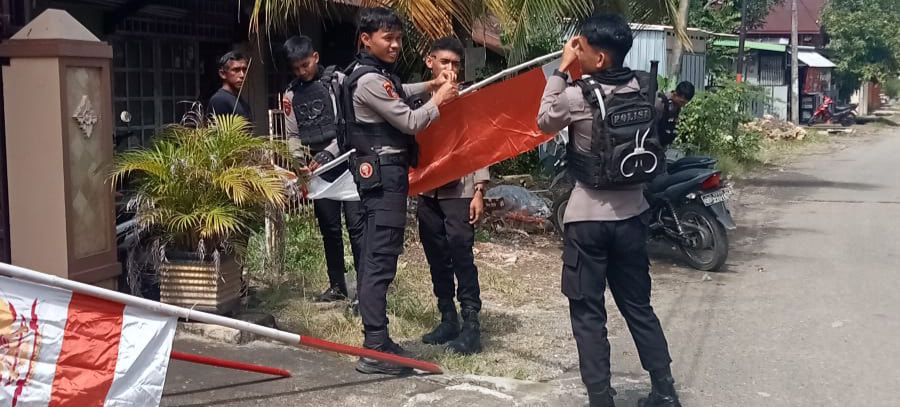 Viral..! Tim Patmor Polresta Mamuju Bantu Warga Naikkan Bendera, Amggota DPRD Mamuju, H. Sugianto Beri Apresiasi