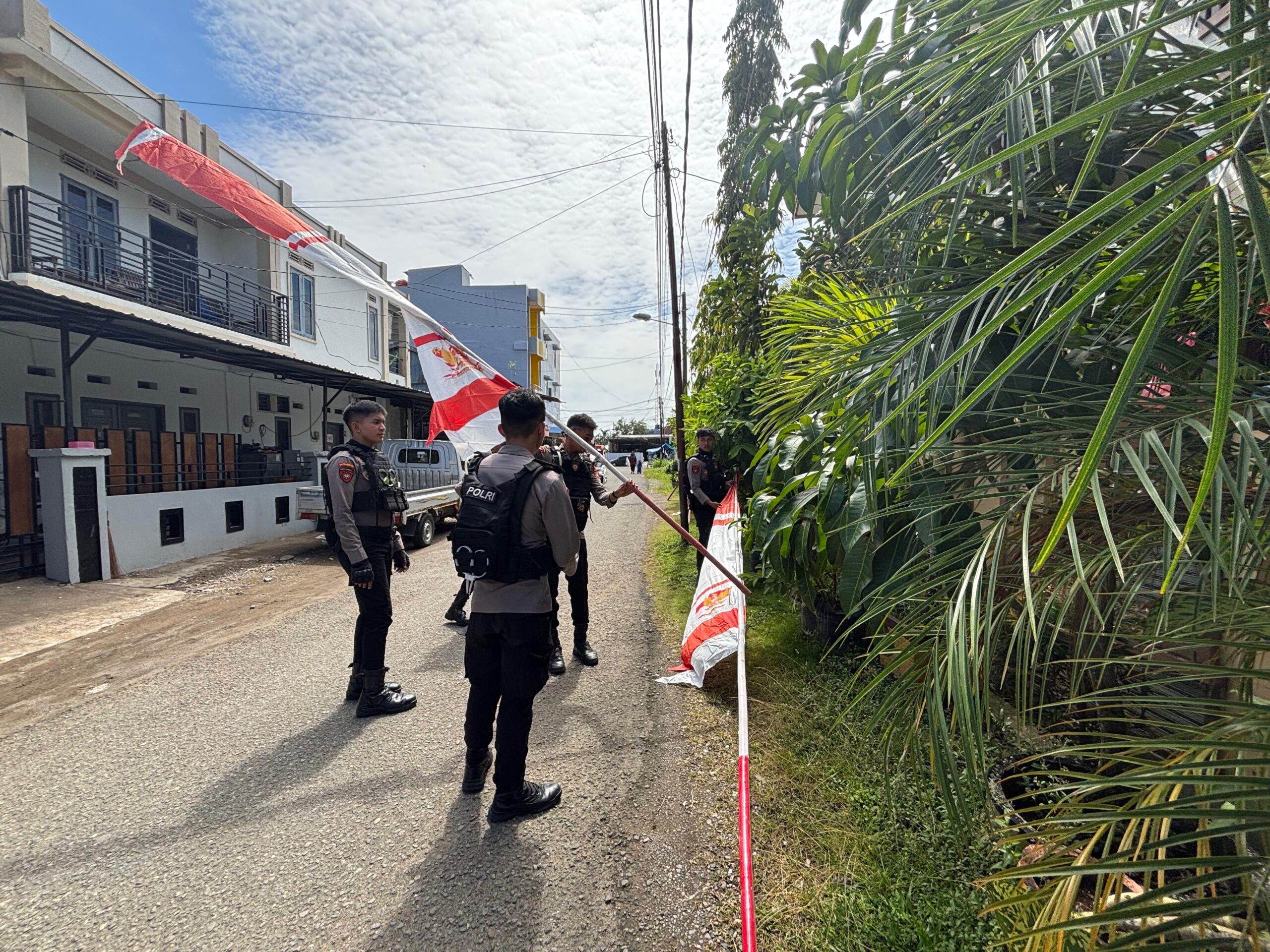 Semarak HUT RI ke-80, Patmor Polresta Mamuju Ajak Warga Pasang Bendera Merah Putih