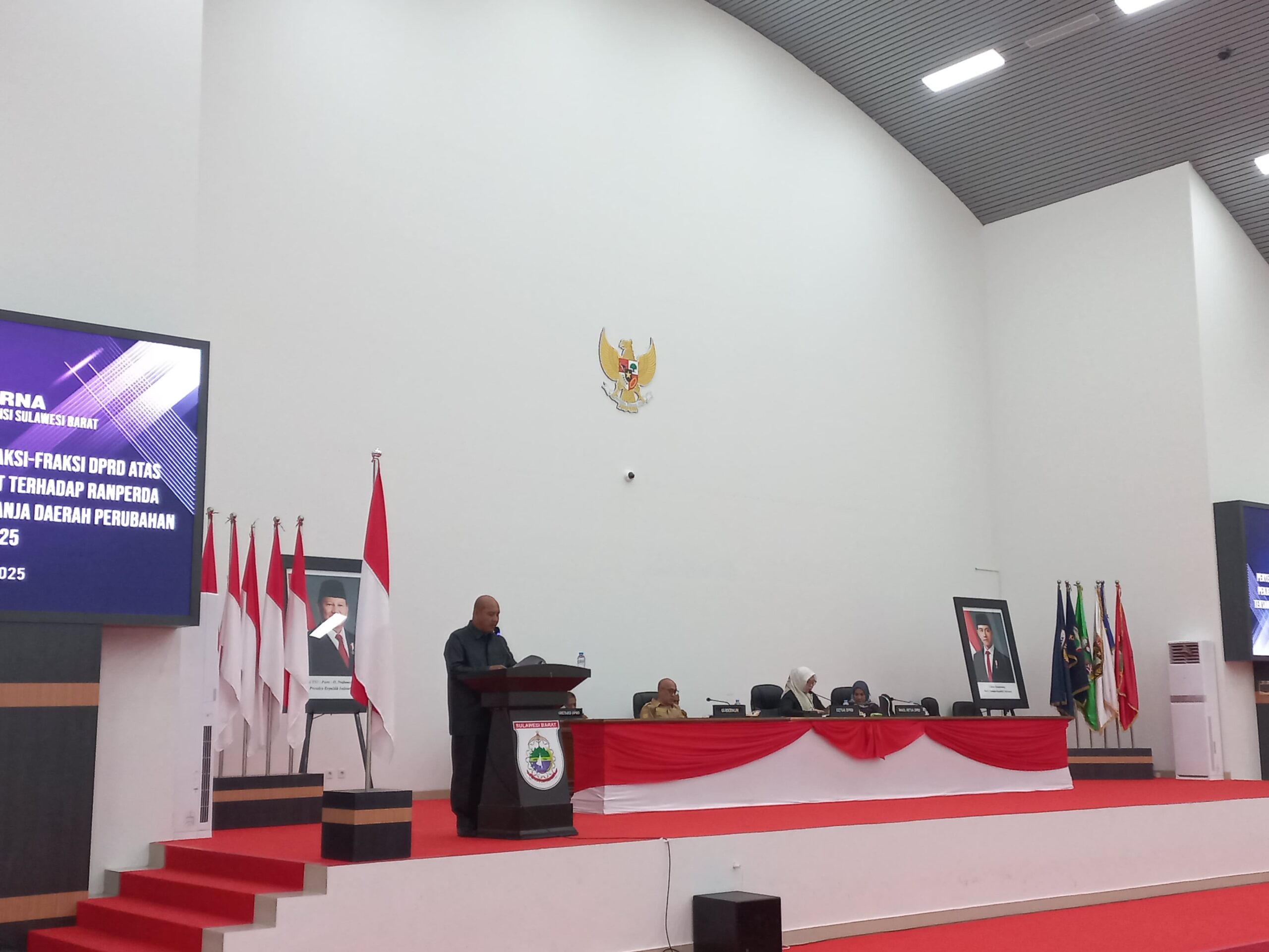 DPRD Sulbar Gelar Rapat Paripurna Penyampaian Pandangan Umum Fraksi Terhadap Ranperda APBD-P 2025