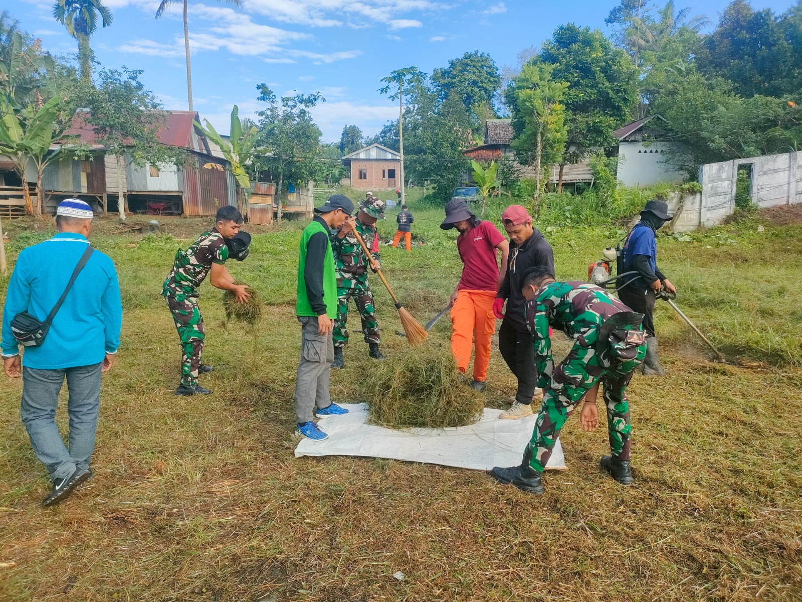 Sambut HUT RI ke-80, Pemkab Mamuju dan TNI-Polri Kompak Gotong Royong di TMP Patti’di