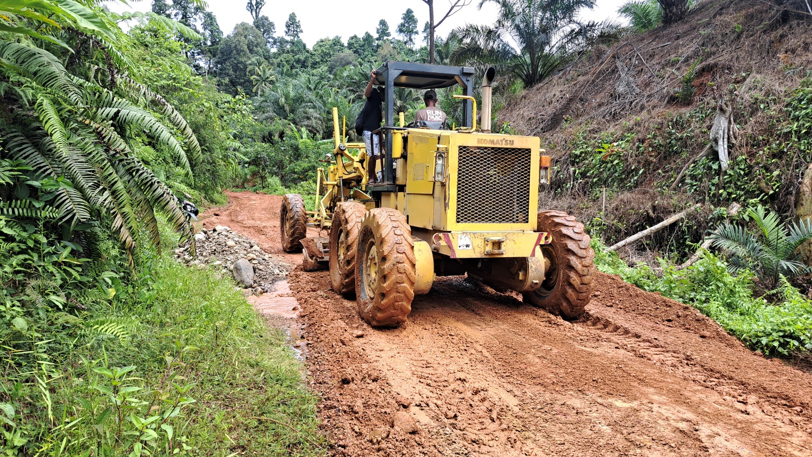 TMMD ke-125 Kodim 1418/Mamuju Percepat Harapan Warga Desa Sejati, Jalan Rusak Diperbaiki