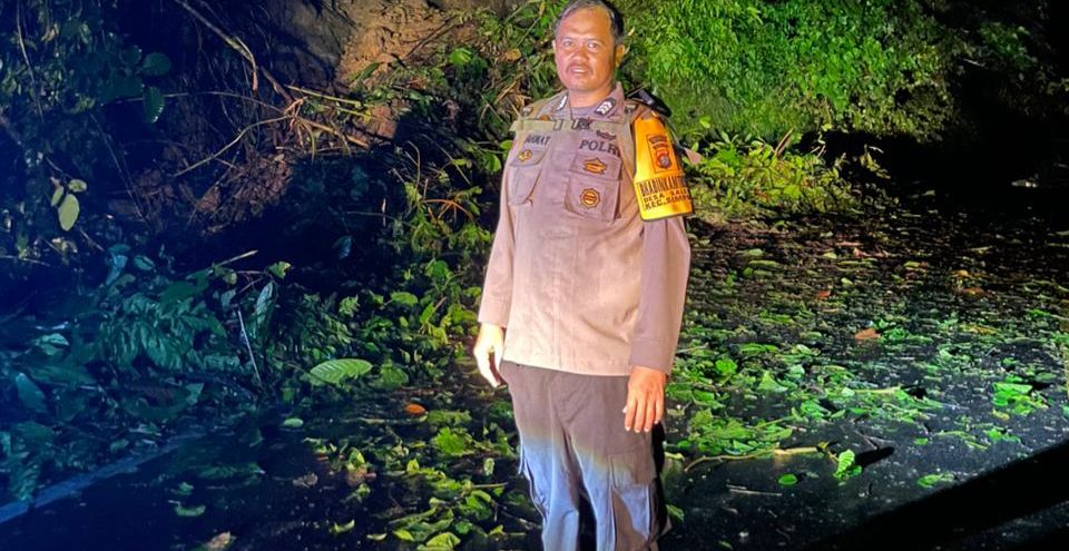 Bhabinkamtibmas Saletto Tangani Tanah Longsor di Jalan Poros Mamuju – Majene