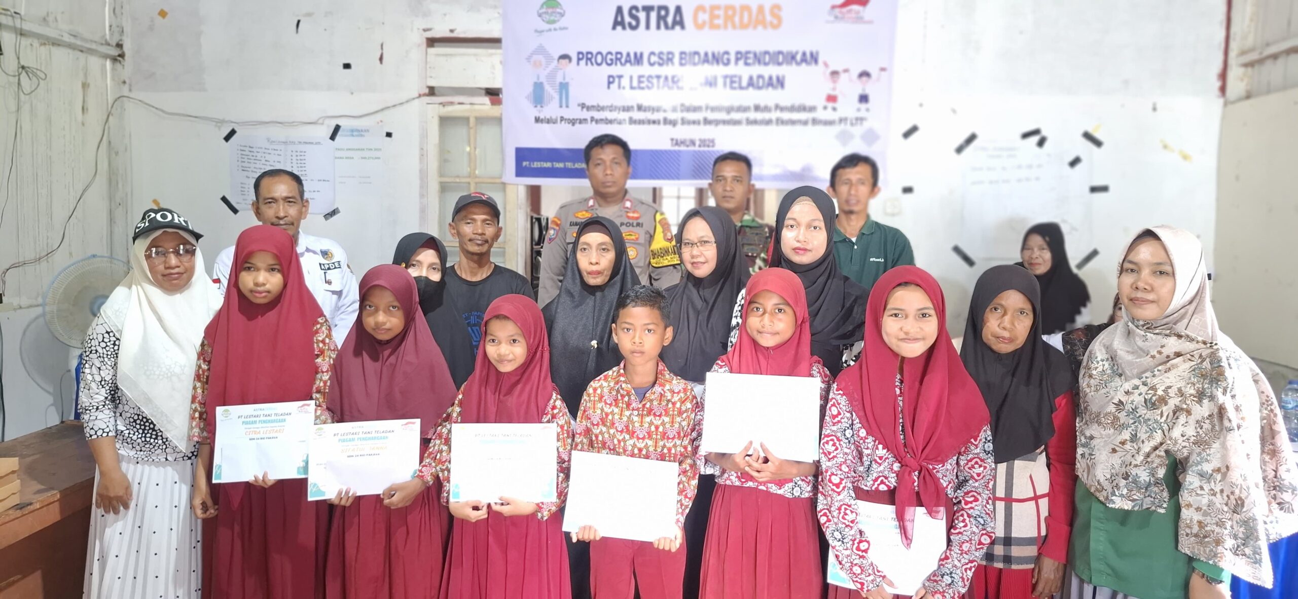 PT LTT Salurkan Beasiswa dan Insentif Guru di Desa Tinauka