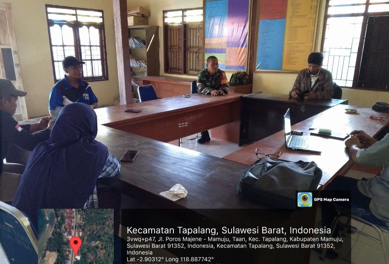 Babinsa Koramil 1418-02/Tapalang Laksanakan Puldata Serta Ajak Warga Jaga Kebersihan Lingkungan