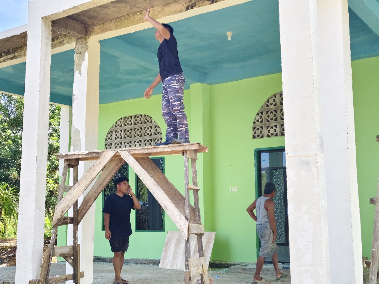 Berkat Semangat Tanpa Lelah Satgas TMMD Ke-125 Kodim 1418/Mamuju, Rehab Masjid Al-Mubarokah Capai 86%