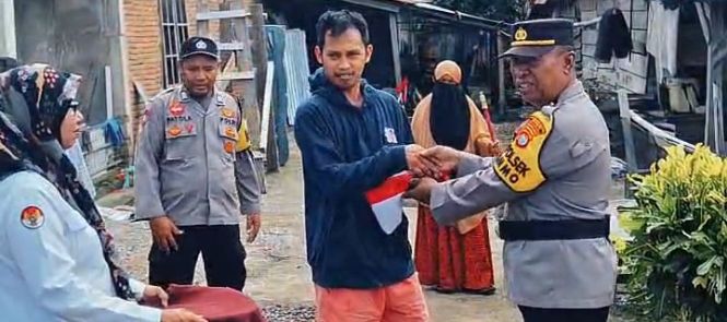 Jelang HUT RI ke 80, Polsek Tommo dan KUA Bagikan Bendera Merah Putih