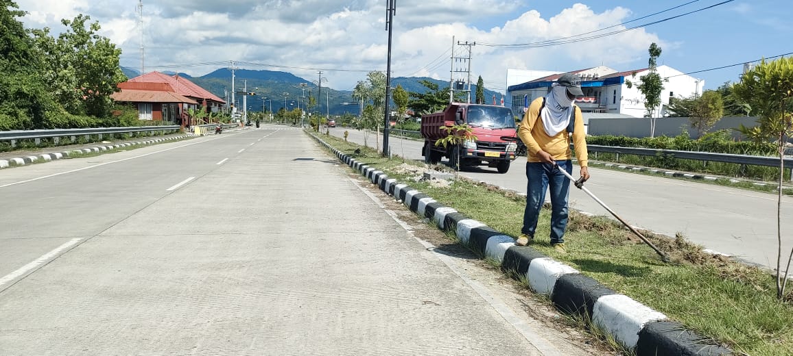 Sambut HUT RI ke-80, PUPR Sulbar Rapikan Jalan Arteri Mamuju Sejauh 1,3 Km