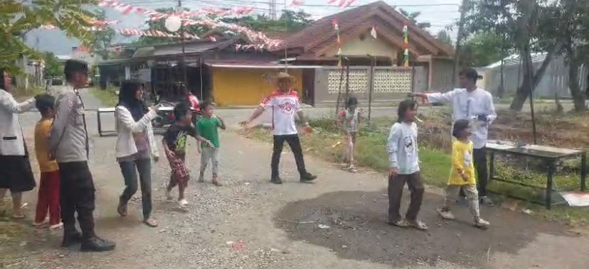 Peringati HUT RI ke 80, Bhabinkamtibmas Rimuku Polresta Mamuju Gelar Lomba Balap Kelereng