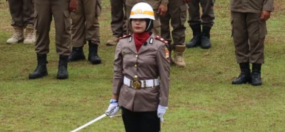 Polwan Polresta Mamuju Sukses Jalankan Tugas Sebagai Komandan Upacara Penurunan Bendera HUT RI ke 80