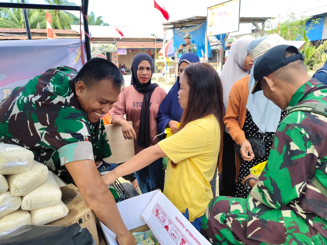 Meriahkan HUT RI ke-80, Kodim 1418/Mamuju Gelar Gerakan Pangan Murah di Lokasi TMMD ke-125