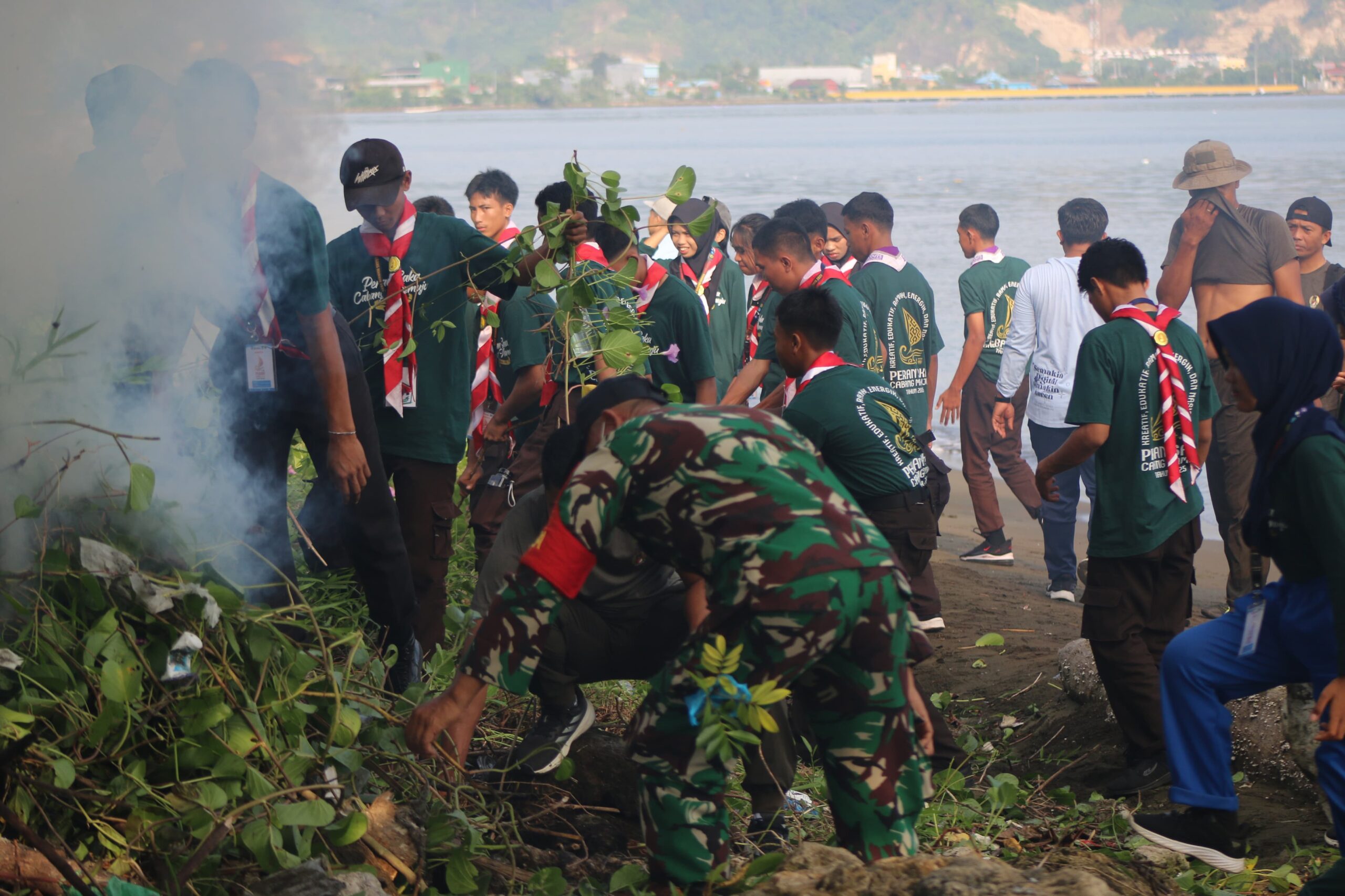 Babinsa Koramil 1418-02 Tapalang Ajak Warga Jaga Kebersihan Lingkungan