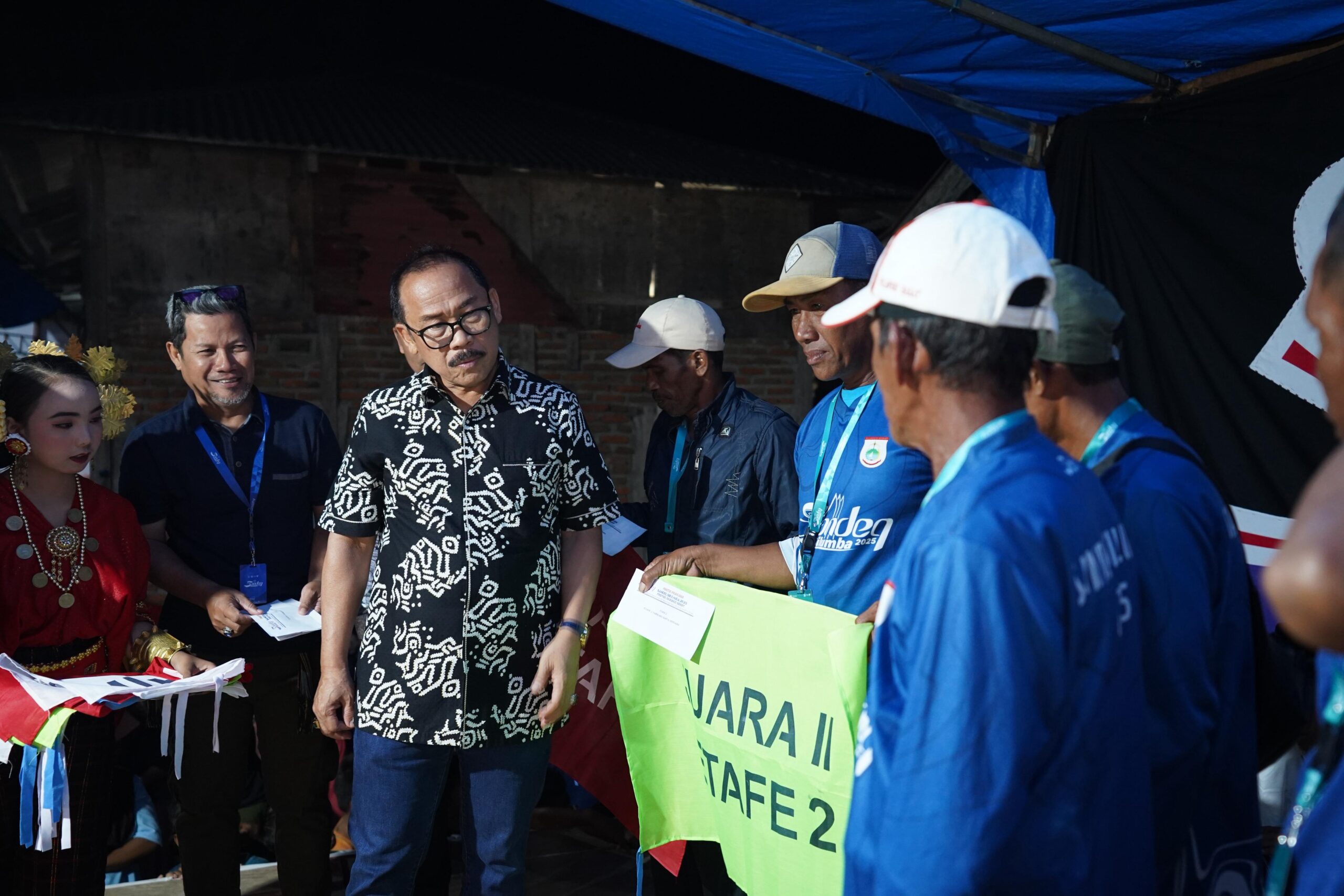 Sandeq Silumba 2025. Meriahnya Malam di Pantai Banua Sendana dengan Penyerahan Hadiah