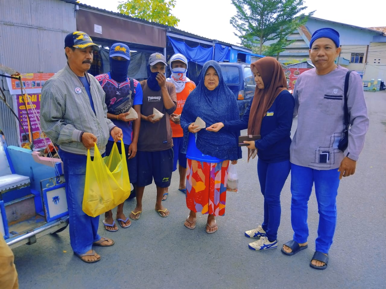 IJS Majene Gelar Jumat Berkah, Bagikan Puluhan Nasi Bungkus kepada Tukang Becak, Sopir Angkot dan Ojek