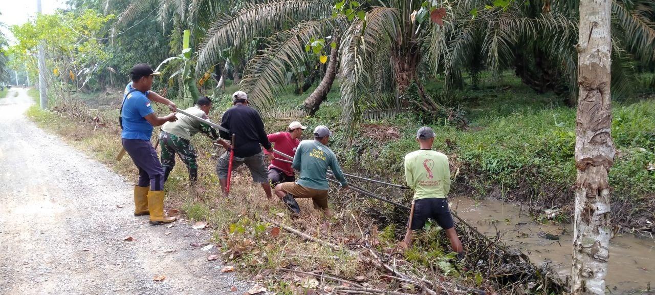Babinsa Koramil 1418-04/Budong-Budong Gelar Karya Bakti Bersihkan Saluran Irigasi