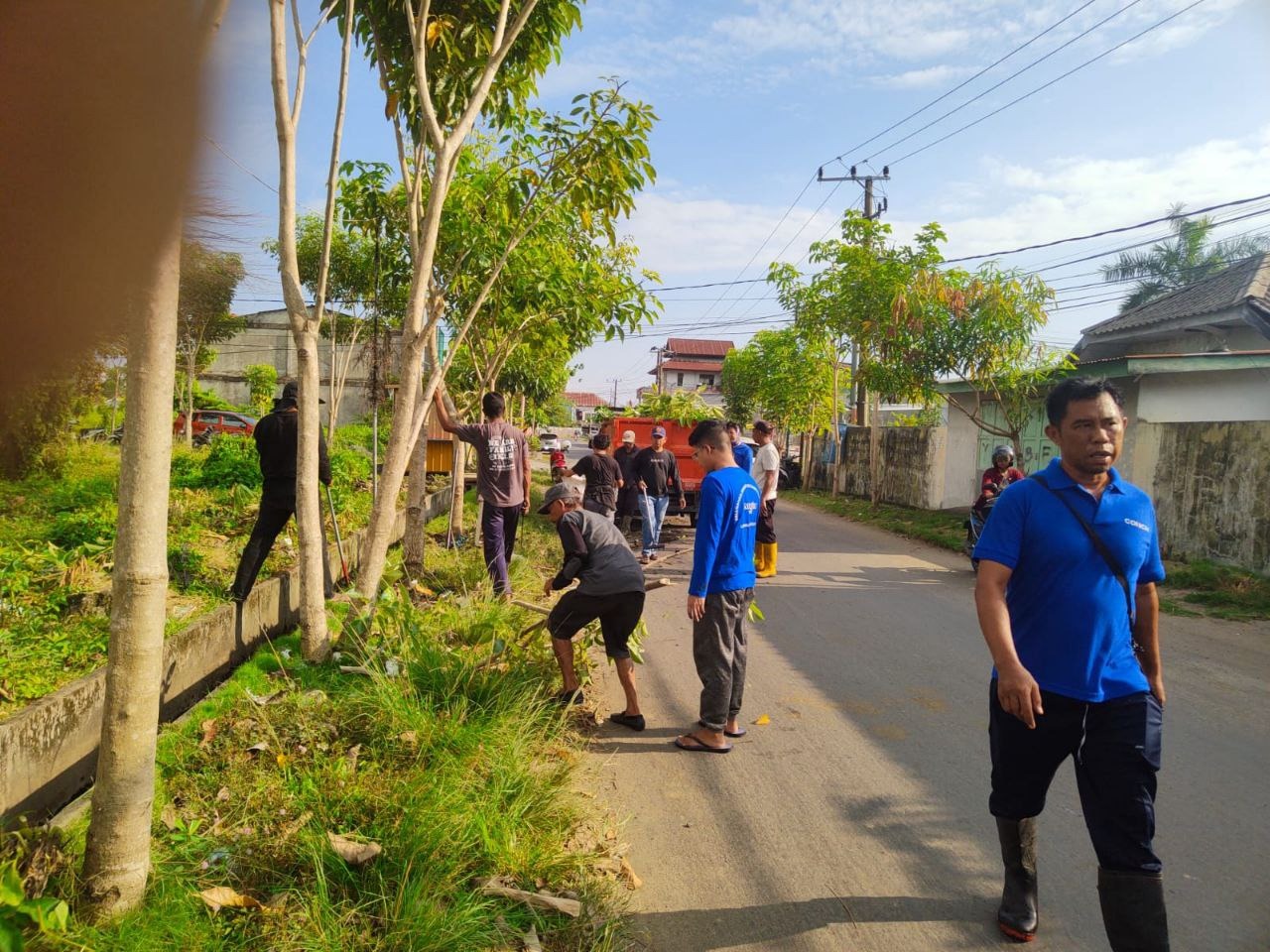 Babinsa Koramil 1418-01/Mamuju Gelar Karya Bakti Pembersihan Jalan