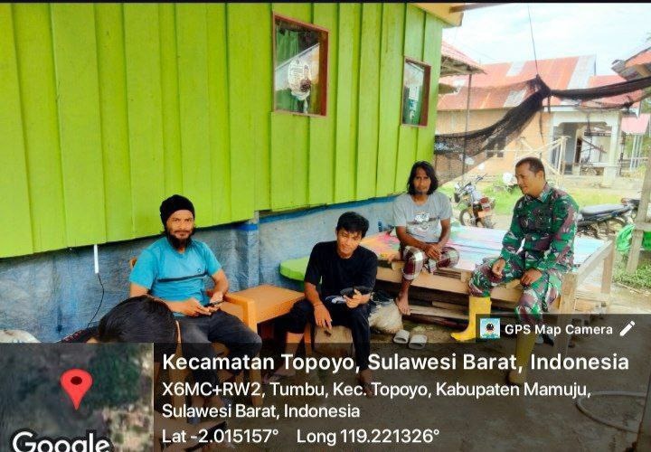 Babinsa Koramil 1418-04/Budong-Budong Perkuat Kebersamaan Dengan Warga Desa Tumbu Melalui Komsos