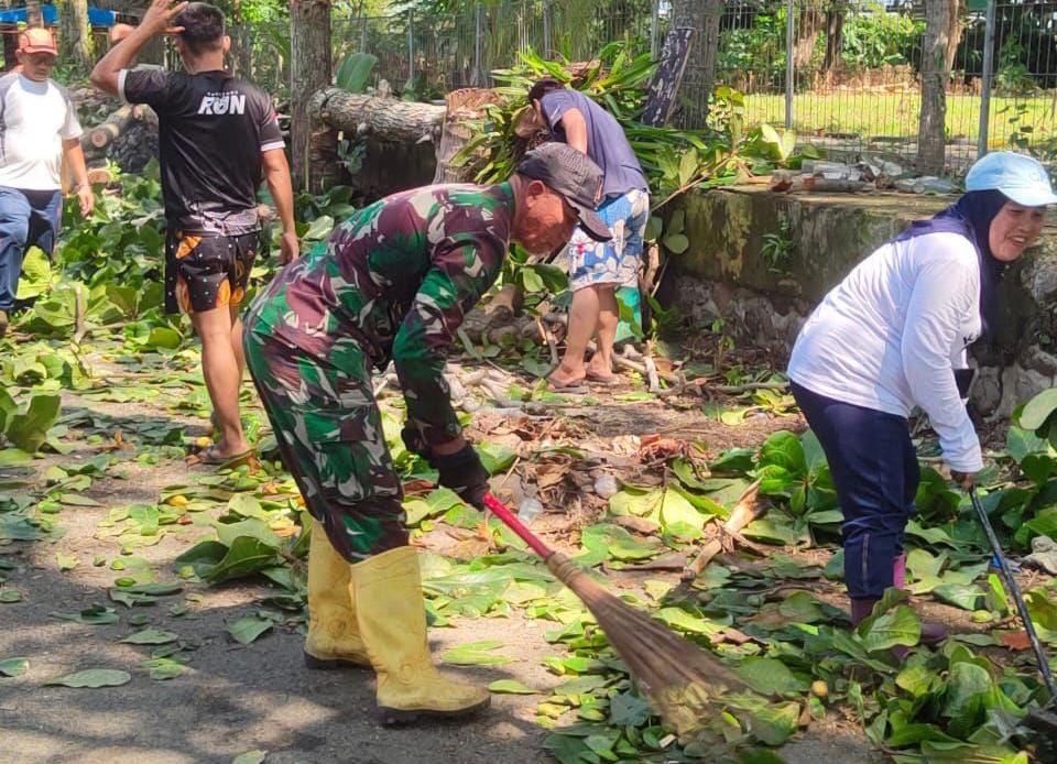 Babinsa Mamuju Laksanakan Karya Bakti Wujudkan Lingkungan Bersih
